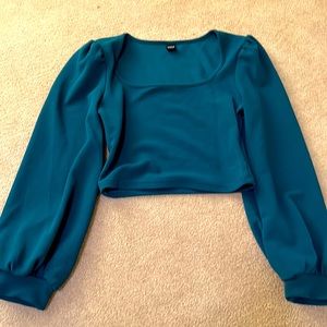 Beautiful green shirt! Slightly cropped, flowy sleeves!